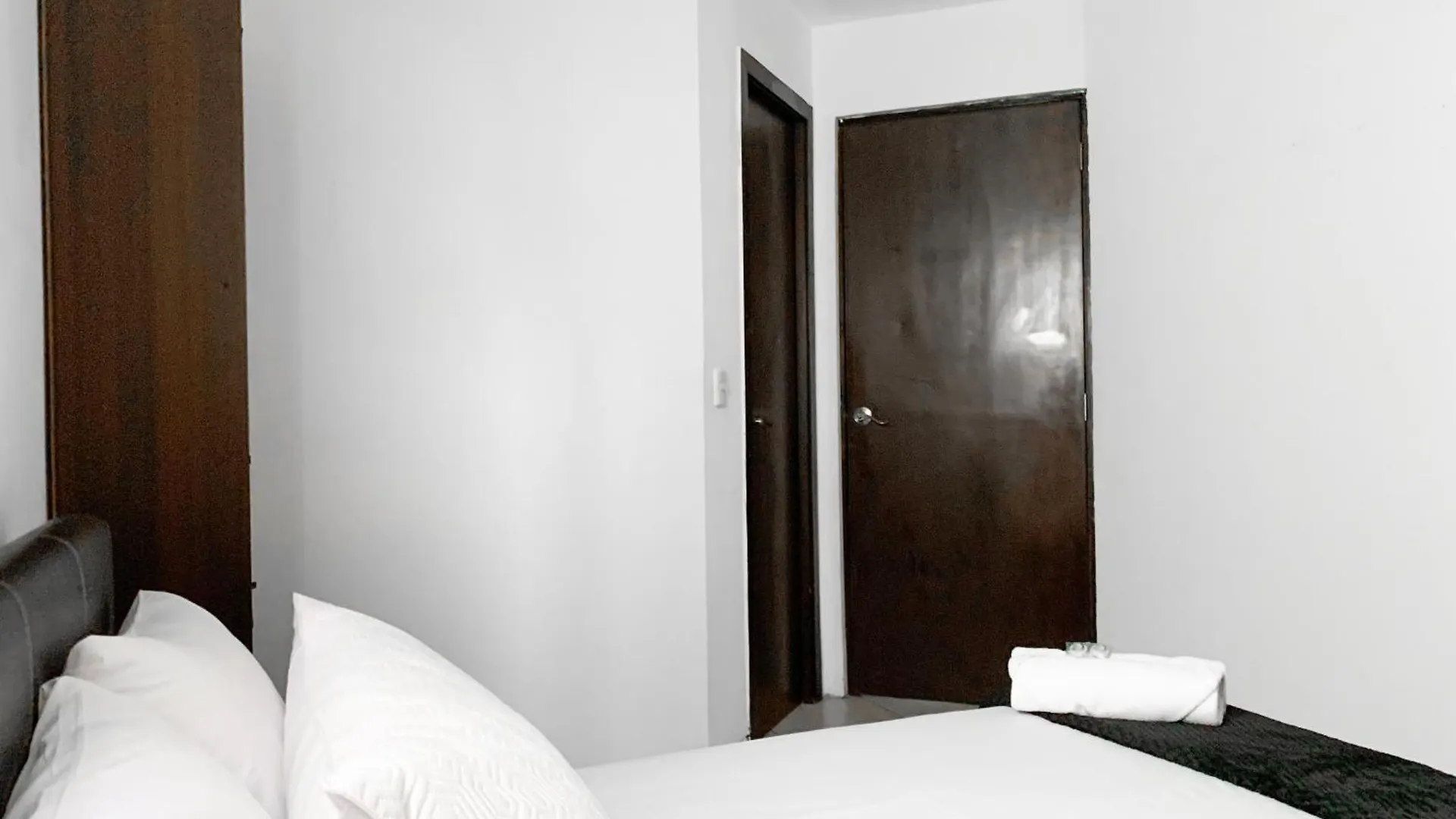 Villa Familiar Privada, 5 Dormitorios, Altos Del Rio Guayaquil
