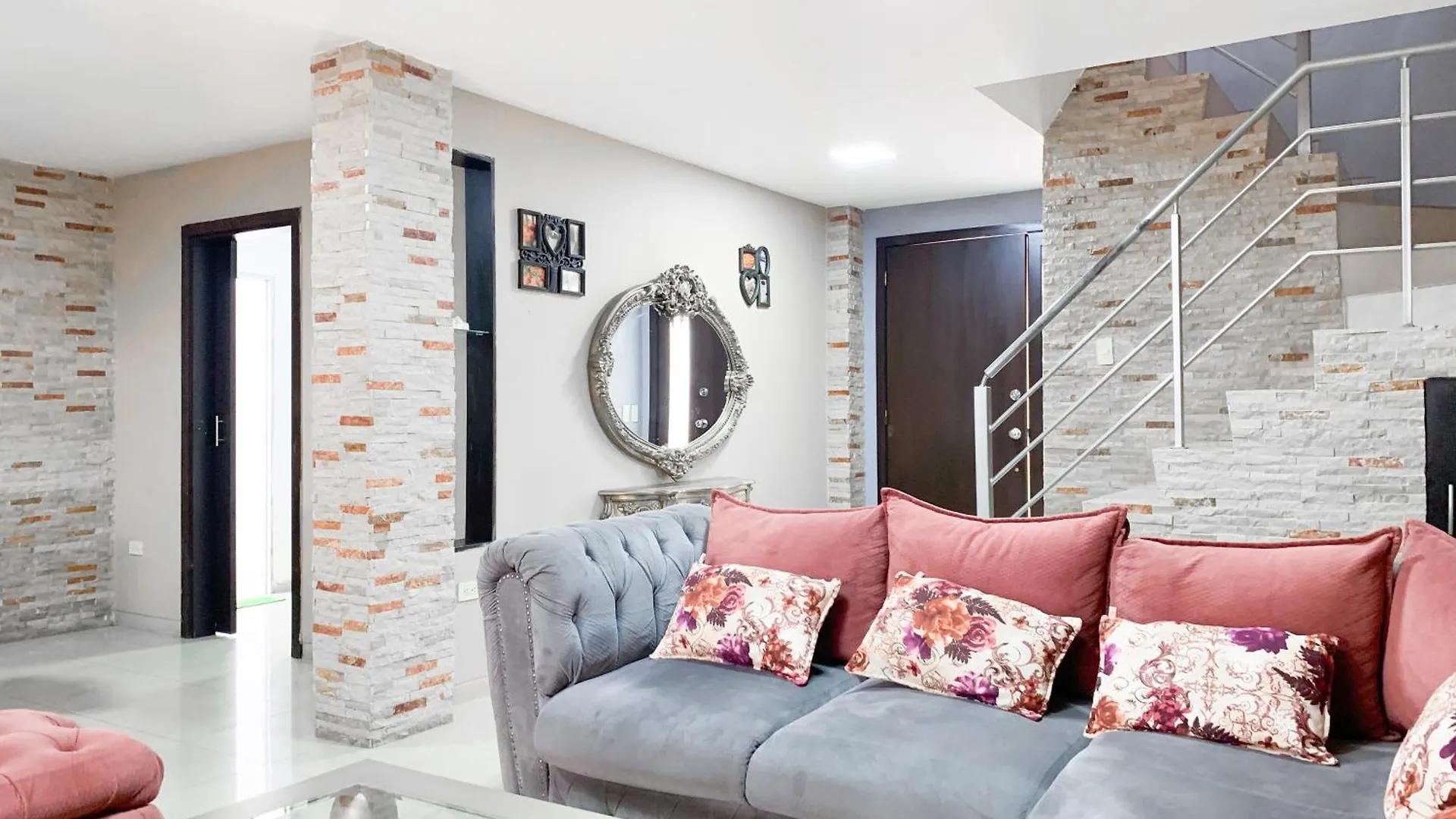 Villa Familiar Privada, 5 Dormitorios, Altos Del Rio Guayaquil