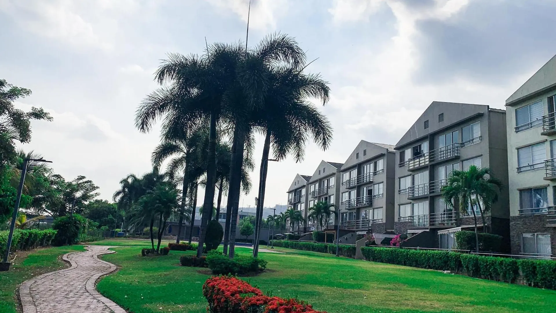 Villa Familiar Privada, 5 Dormitorios, Altos Del Rio Guayaquil