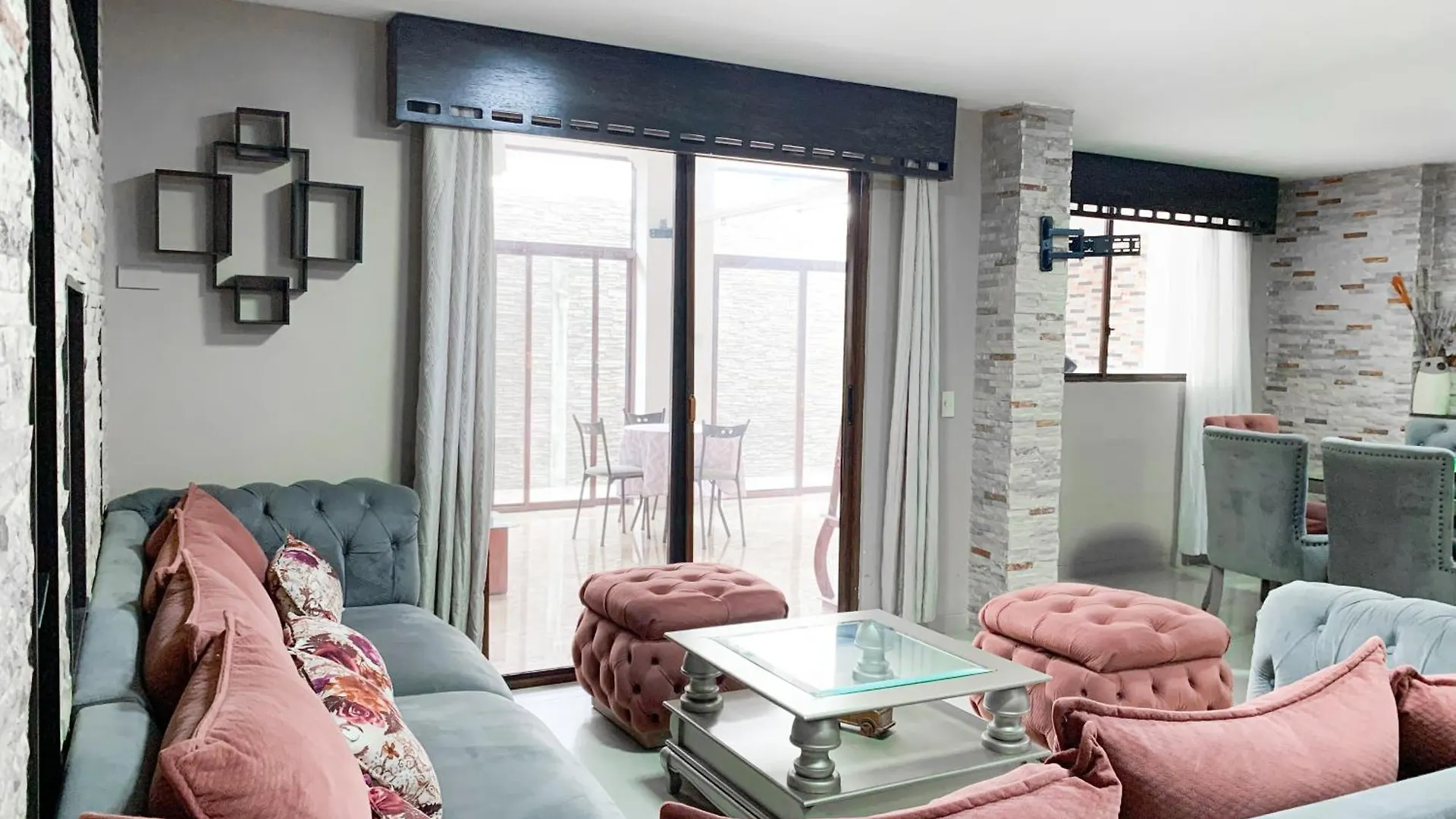 Villa Familiar Privada, 5 Dormitorios, Altos Del Rio Guayaquil