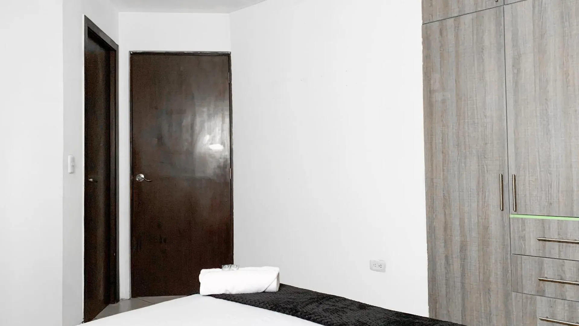 Villa Familiar Privada, 5 Dormitorios, Altos Del Rio Guayaquil