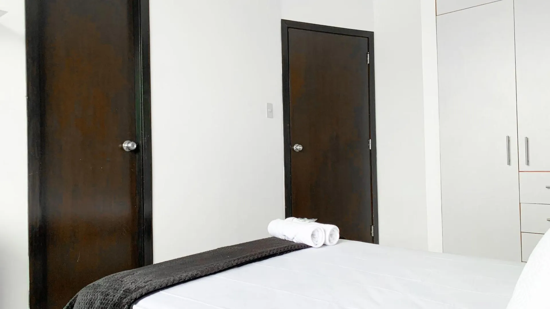 Villa Familiar Privada, 5 Dormitorios, Altos Del Rio Guayaquil