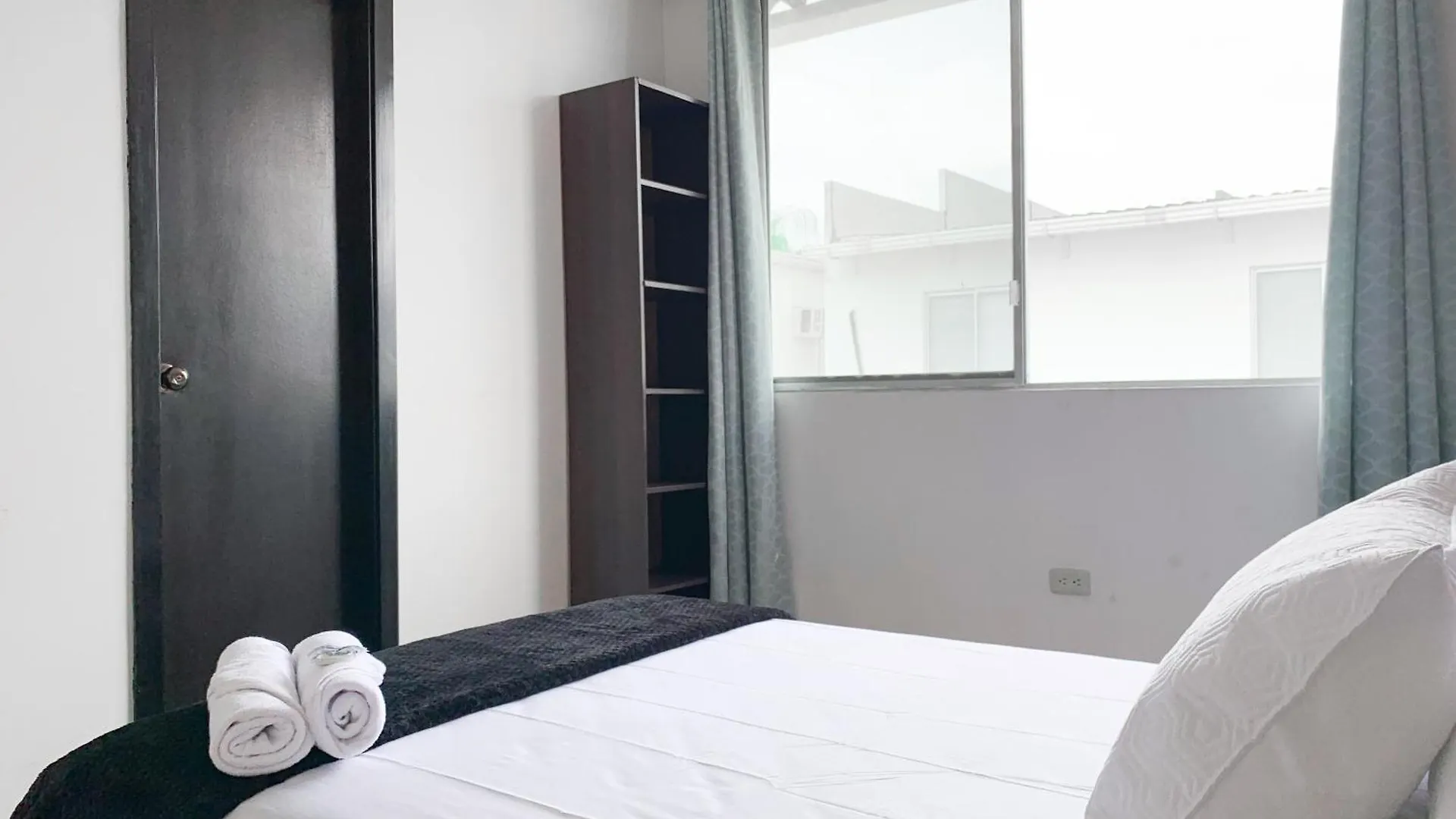 Villa Familiar Privada, 5 Dormitorios, Altos Del Rio Guayaquil