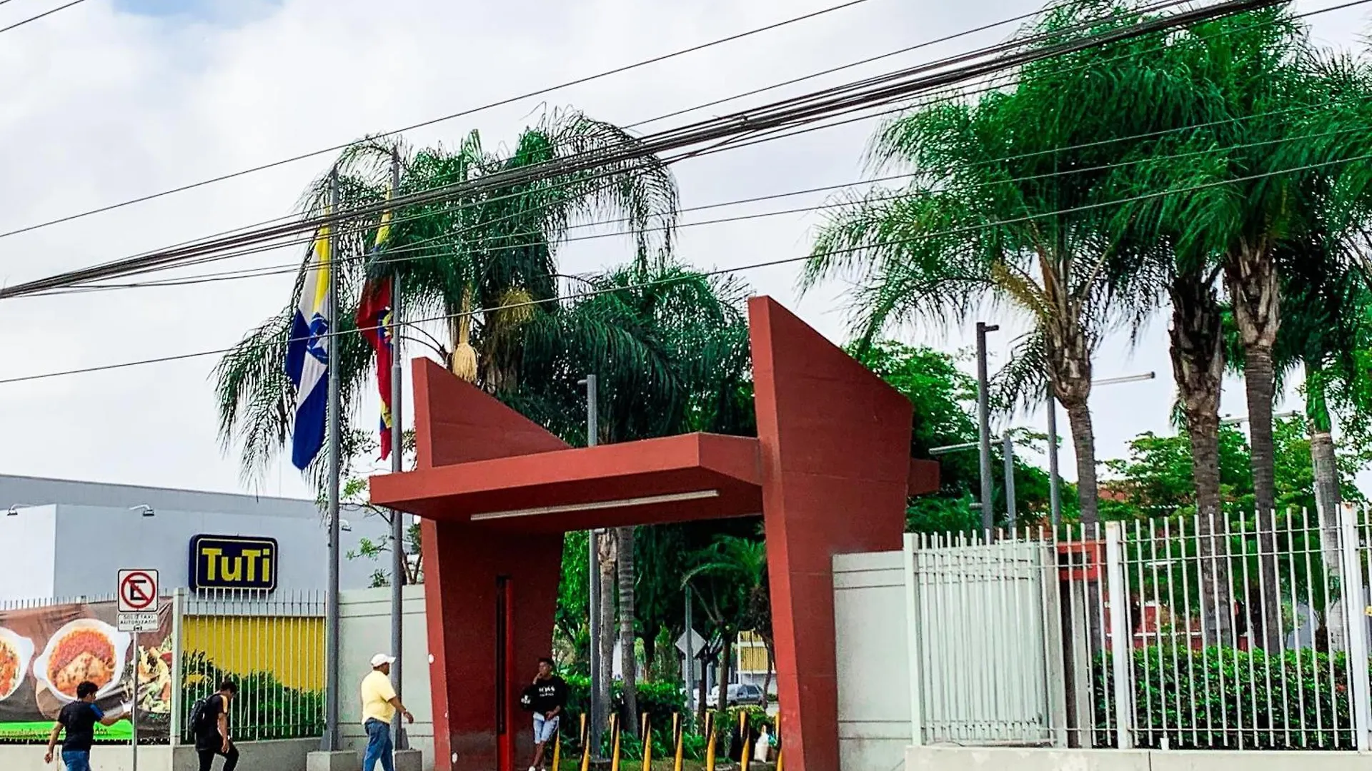 Villa Familiar Privada, 5 Dormitorios, Altos Del Rio Guayaquil