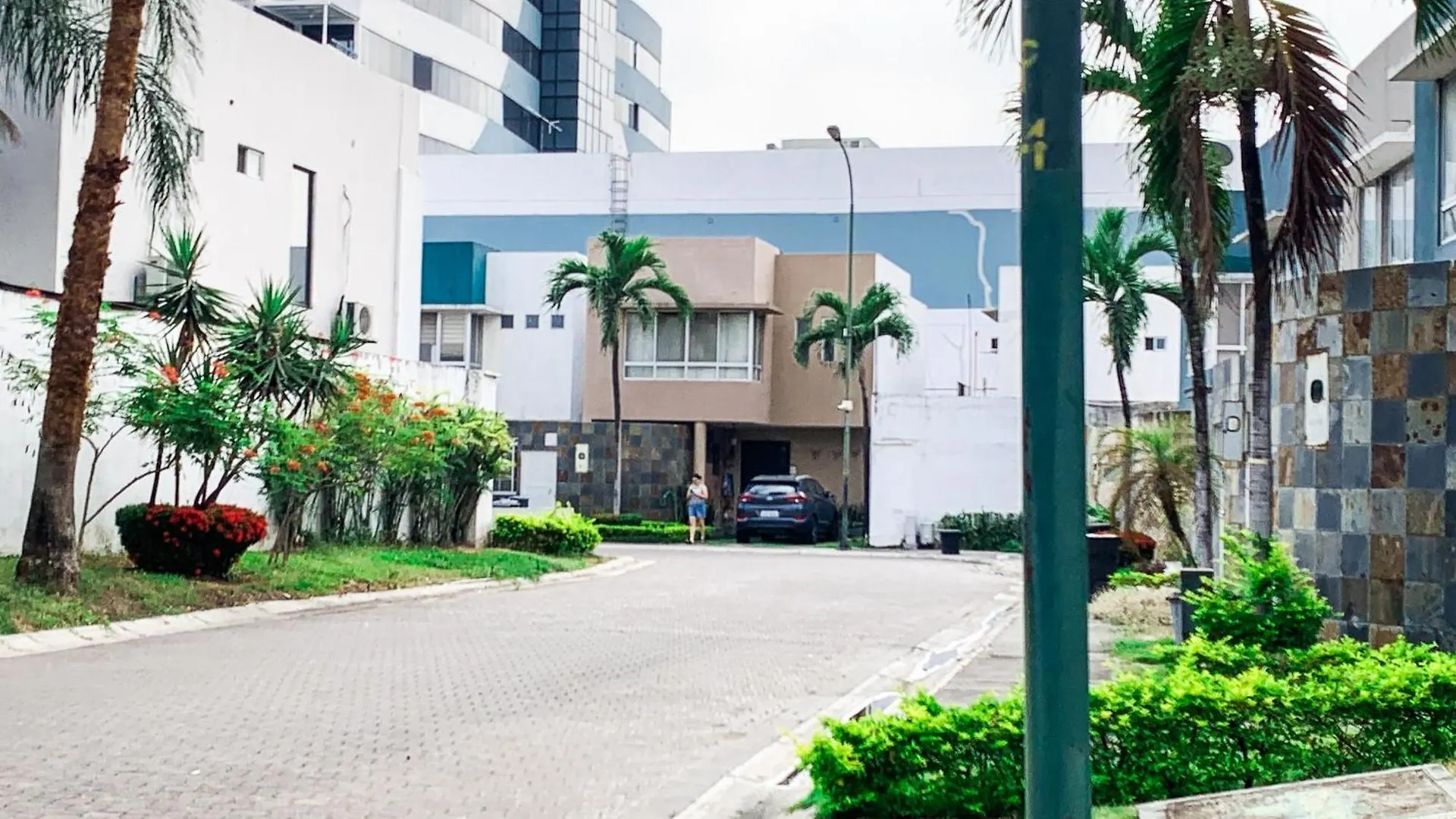 Villa Familiar Privada, 5 Dormitorios, Altos Del Rio Guayaquil