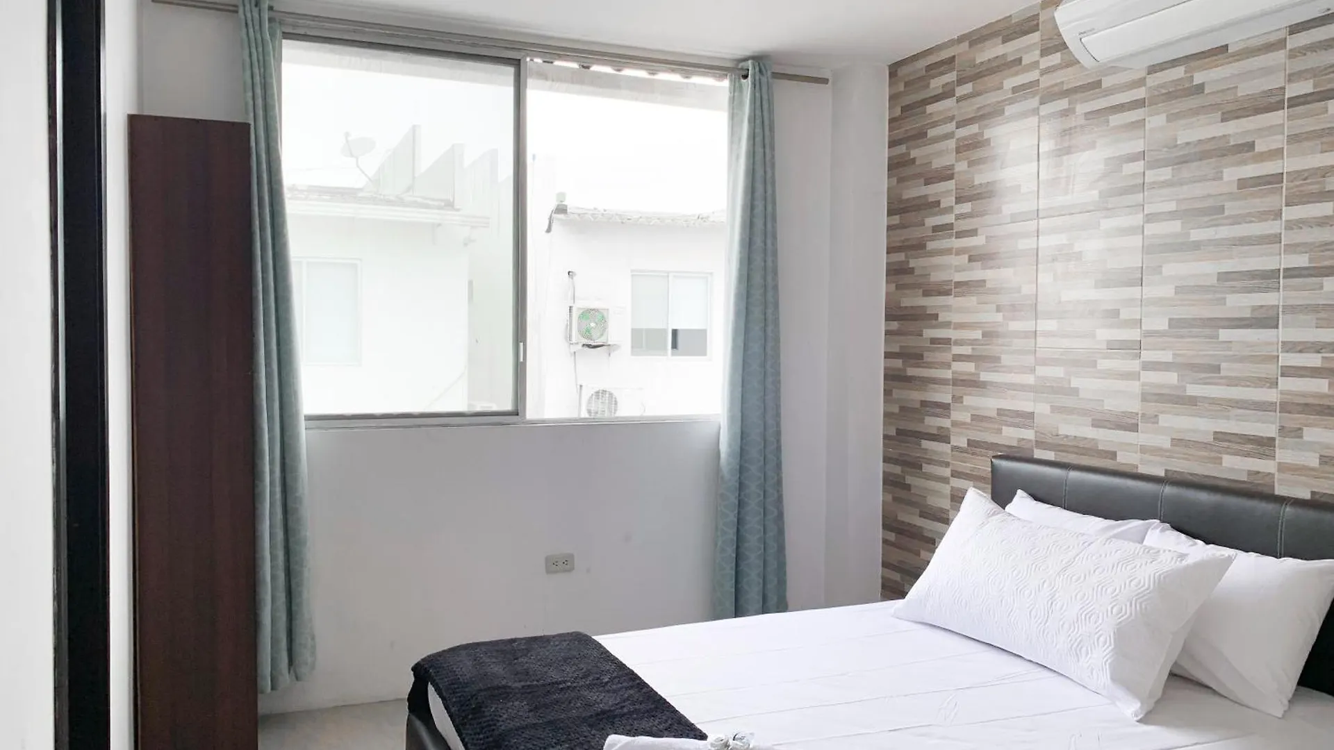 Villa Familiar Privada, 5 Dormitorios, Altos Del Rio Guayaquil