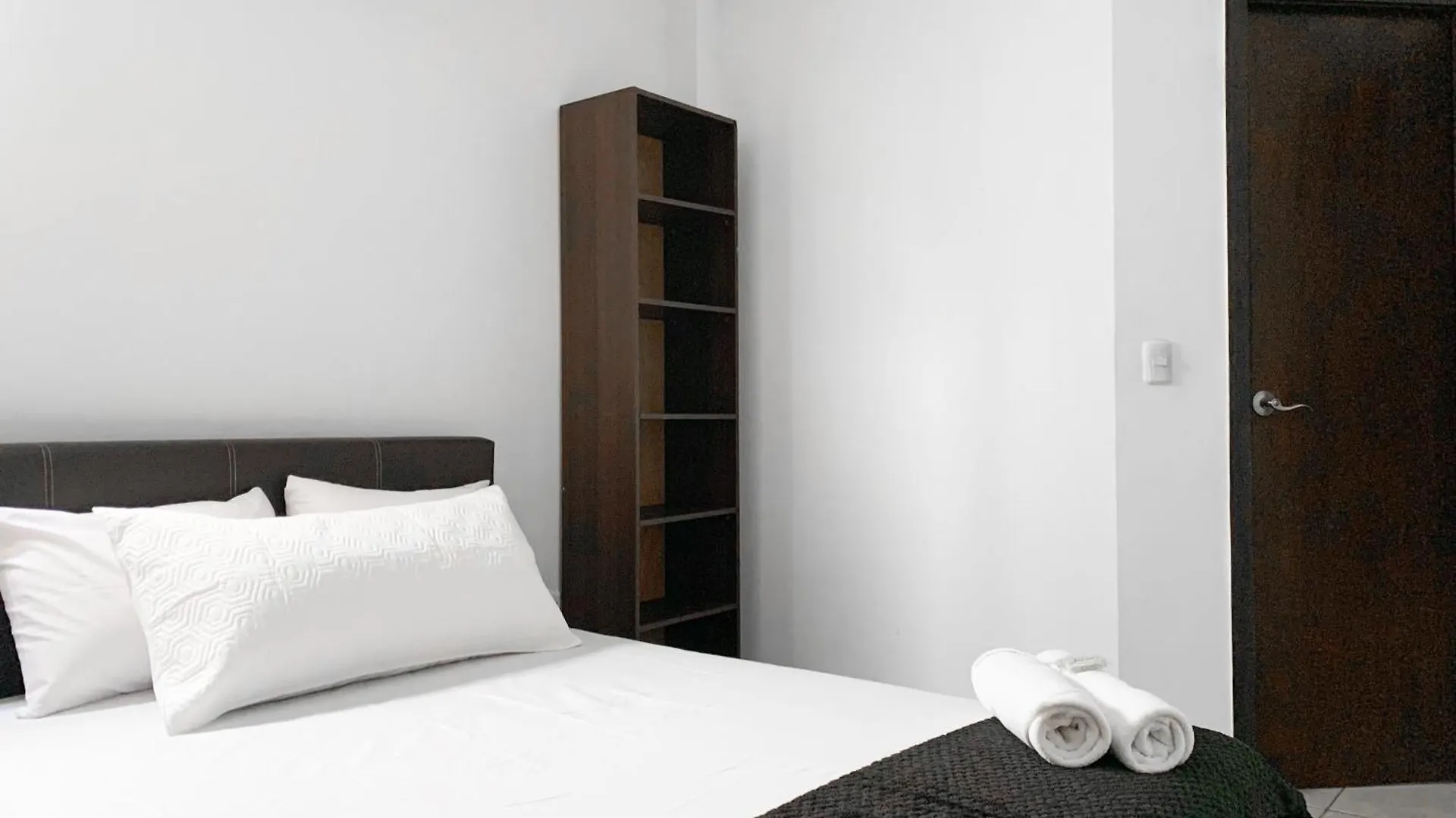 Villa Familiar Privada, 5 Dormitorios, Altos Del Rio Guayaquil